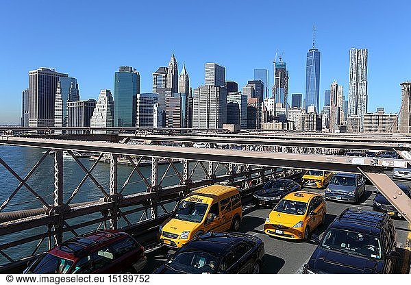 geography / travel  USA  New York  New York City  Brooklyn Bridge  Taxis (Yellow Cabs)  East River  New York City  New York