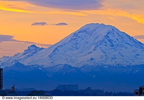 geography / travel  USA  Washington State  Sunrise above Mount Rainier (facing west) in Washington State