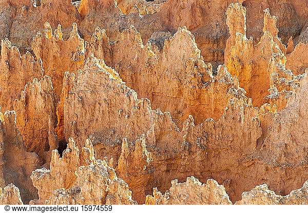 Geologie  Erosionslandschaft  Abbruchkante des Paunsaugunt-Plateau  leuchtend rote Felspyramiden aus Sandstein  Silent City beim Sunset Point  Hoodoos  Bryce-Canyon-Nationalpark  Utah  USA  Nordamerika