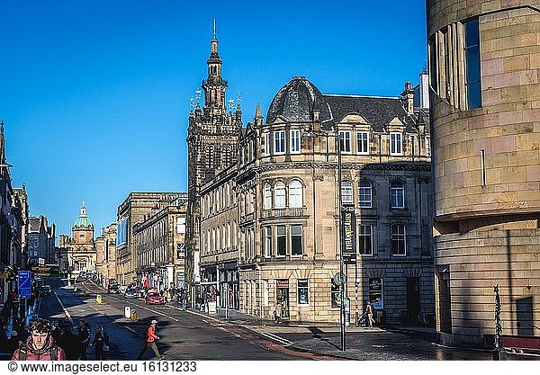 George IV Bridge mit dem Turm der Augustine United Church in Edinburgh  der Hauptstadt von Schottland  einem Teil des Vereinigten Königreichs.
