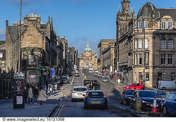 George IV Bridge Street in Edinburgh  der Hauptstadt von Schottland  Teil des Vereinigten Königreichs  Ansicht mit dem Gebäude der Bank of Scotland.