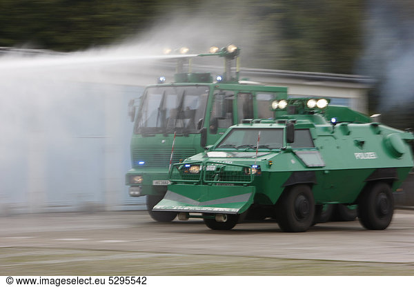 Gepanzertes Sonderfahrzeug der Polizei bei Trainingseinsatz mit Wasserwerfer  Nordrhein-Westfalen  Deutschland  Europa