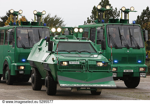 Gepanzertes Sonderfahrzeug der Polizei bei Trainingseinsatz  Nordrhein-Westfalen  Deutschland  Europa