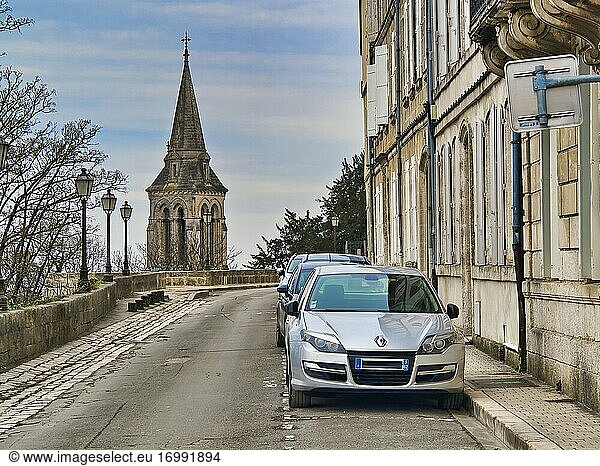 Geparkte Autos auf dem Rempart du Midi und der Eglise Saint-Ausone  Angouleme  Departement Charente  Nouvelle-Aquitaine  Frankreich.