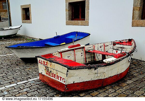 Geparktes Boot im Hafen von Corcubion  A Coru?a  Spanien.