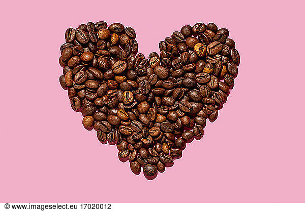 Geröstete Kaffeebohnen in Form eines Herzens angeordnet