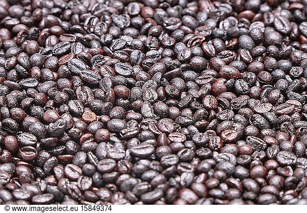Geröstete Kaffeebohnenbasis. Konzept für Speisen und Getränke