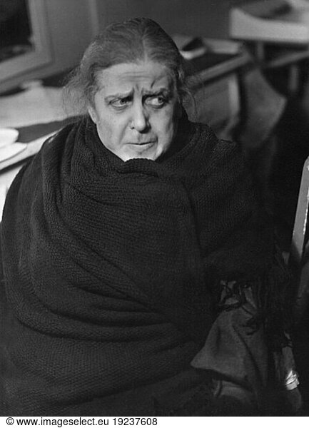 Gerhart Hauptmann; Writer and playwright; 1862–1946.
Works: “Der Biberpelz and “The red cock   UA Berlin 24.3.1951. Character character Th. Giehses as mother Wolffen / Fielitz (in the editing of the Berlin ensemble conducted by Brecht  both dramas are drawn to the six – note); Director E. Monk. Photo  1951  Abraham Pisarek.