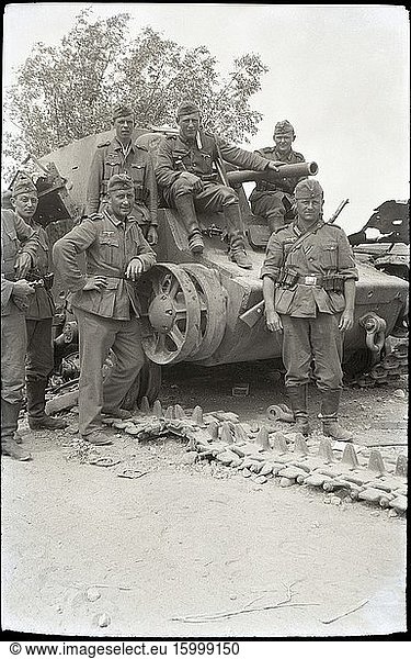 German soldiers of Artillerie-Regiment 16 (mot. )  Wehrmacht. Destroyed Soviet tank KV-1. USSR  1942.