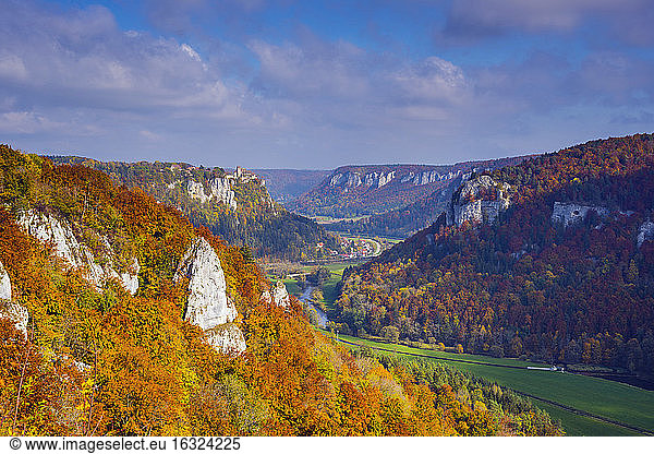 Germany,  Baden Wuerttemberg,  Upper Danube Nature Park,  View of Upper Danube Valley and Werenwag Castle in autumn