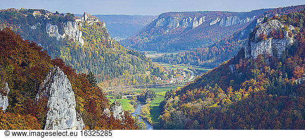 Germany,  Baden Wuerttemberg,  Upper Danube Nature Park,  View of Upper Danube Valley and Werenwag Castle in autumn