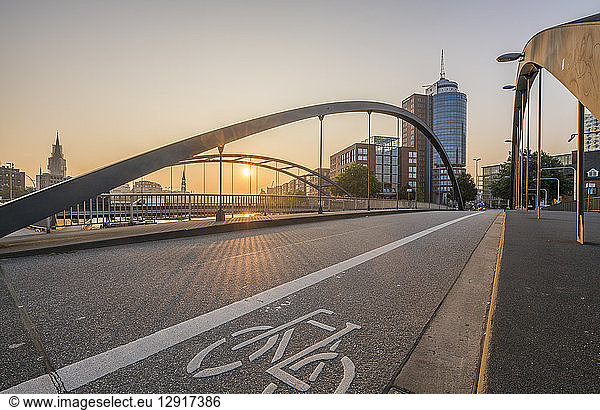 Germany, Hamburg, Niederbaum bridge and Kehrwiederspitze in the morning