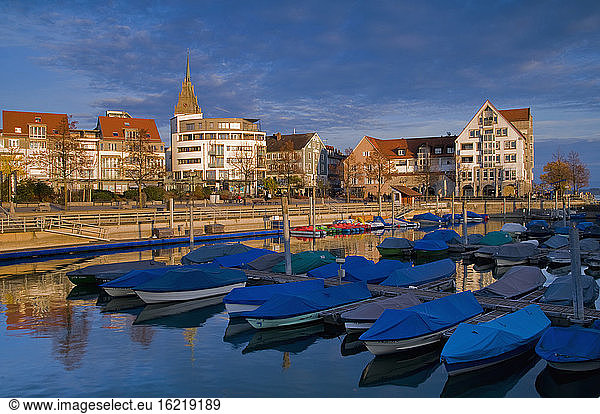 Germany  Baden-Wuerttemberg  Friedrichshafen  harbour in winter