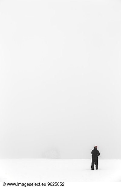 Germany  Baden-Wuerttemberg  Waldshut-Tiengen  man in winter landscape