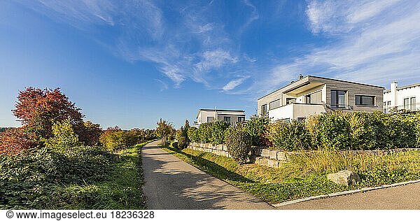 Germany  Baden-Wurttemberg  Baltmannsweiler  Asphalt footpath stretching in front of modern suburban houses