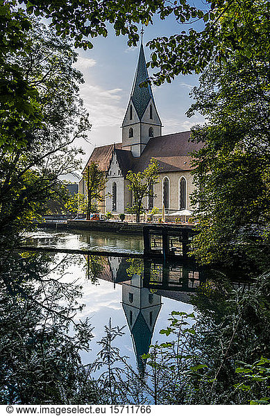 Germany  Baden-Wurttemberg  Blaubeuren  Blaubeuren Abbey reflecting in shiny river