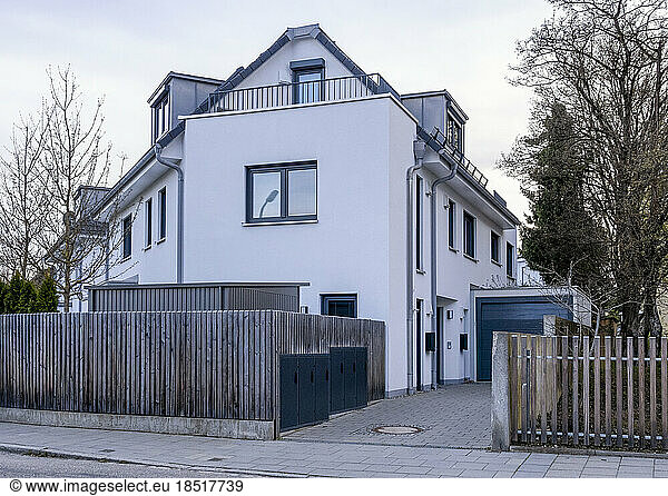Germany  Bavaria  Exterior of modern single-family house with wooden fence