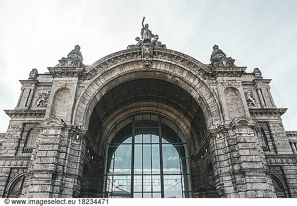 Germany  Bavaria  Nuremberg  Entrance arch of Nurnberg Hauptbahnhof