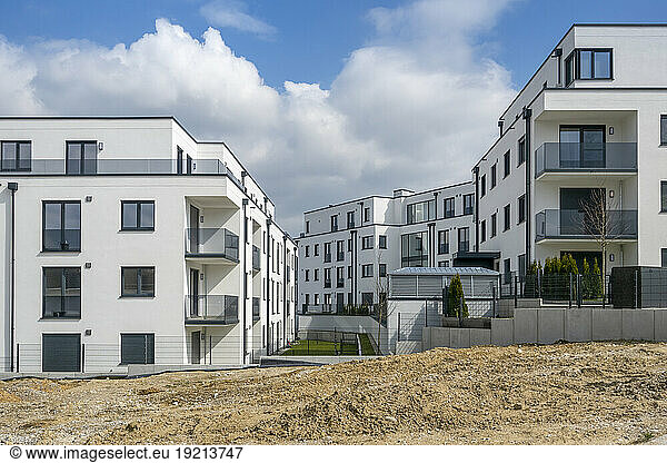 Germany  Bavaria  Odelzhausen  Modern suburban buildings with construction site in foreground