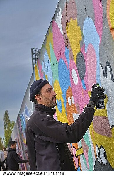 Germany  Berlin  15. 11. 2020  Mauerpark  graffiti wall  graffiti artist from Italy Pen_Chill at work  Europe