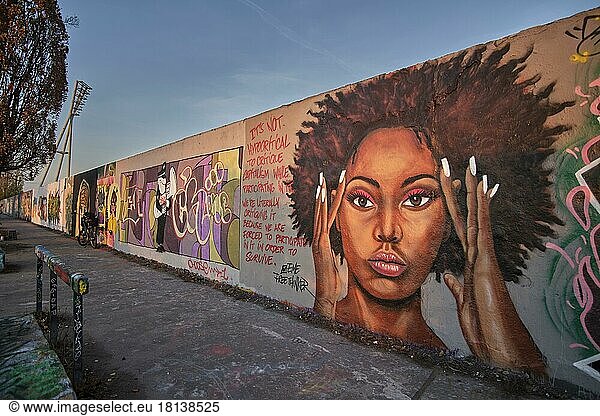 Germany  Berlin  24. 11. 2020  Mauerpark  graffiti wall  head  criticism of capitalism  by graffiti artist Eme Freethinker  Europe