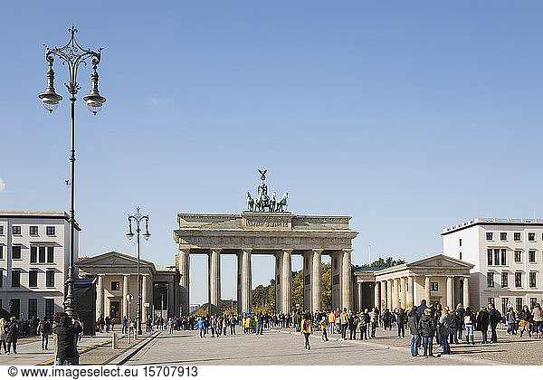 Germany  Berlin  Pedestrians in front of Brandenburg Gate