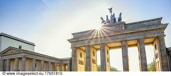 Germany  Berlin  Sun shining over Brandenburg Gate