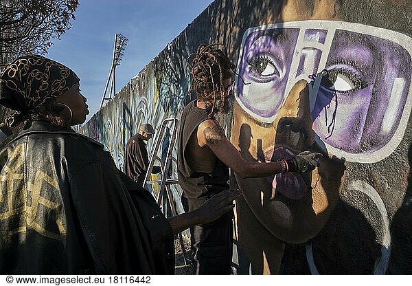 Germany  Berlin  27. 03. 2022  Sunday afternoon Mauerpark  graffiti wall  graffiti artist Eme Freethinker at work  praise from an African woman  Europe