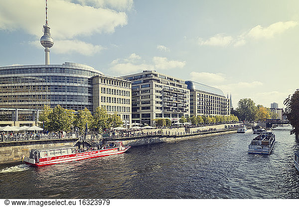 Germany  Berlin  view to waterfront promenade at Spree River