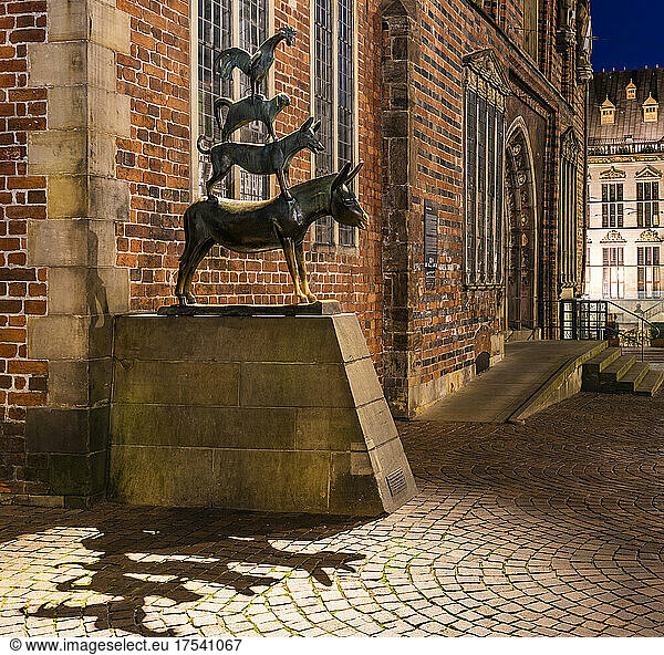 Germany  Bremen  Town Musicians of Bremen sculpture at night