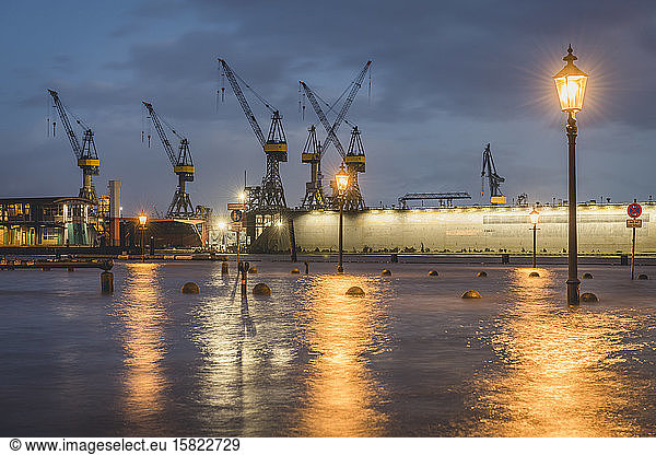 Germany  Hamburg  Altona fish market during flood with harbor cranes in background