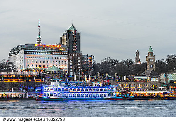 Germany  Hamburg  Bornsteinplatz  View over Elbe river to St. Pauli Landing Stages in the evening
