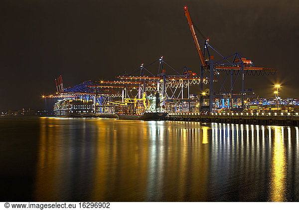 Germany  Hamburg  Container harbour Burchardkai at night