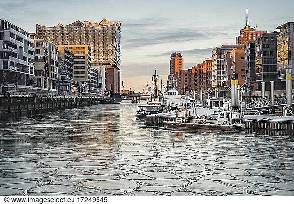 Germany  Hamburg  Ice chunks in waters of Sandtorhafen in winter