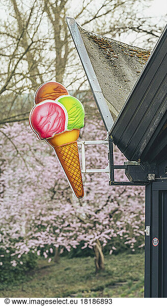Germany  Hamburg  Ice cream kiosk in Planten un Blomen park