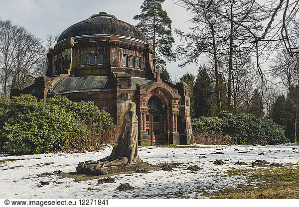 Germany  Hamburg  Ohlsdorf  grave yard  mausoleum in winter