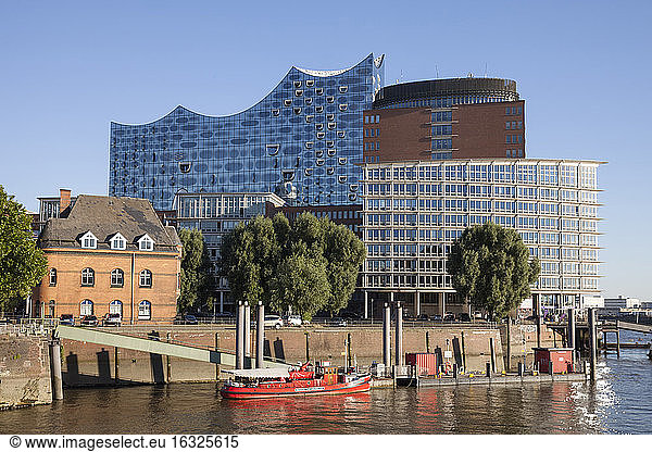 Germany  Hamburg  view to Elbphilharmonie and Kehrwiederspitze at Hafencity