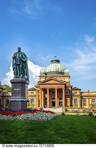 Germany  Hesse  Bad Homburg vor der Hohe  Statue of emperor Wilhelm I with Kaiser-Wilhelms-Bad in background