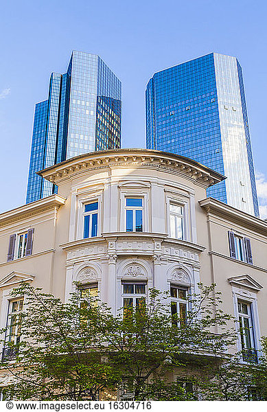Germany  Hesse  Frankfurt  old villa in front of financial building