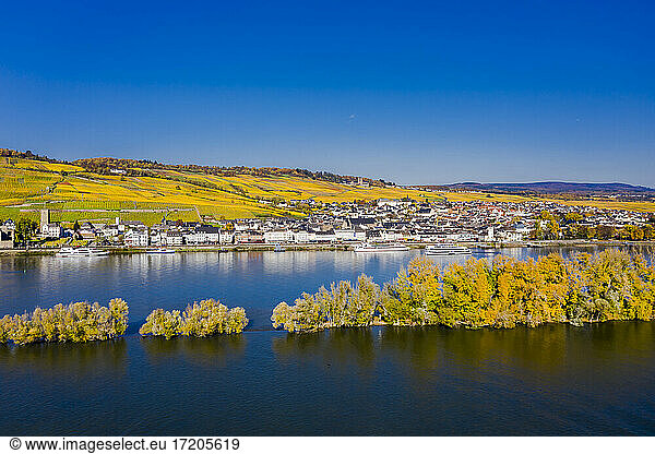 Germany  Hesse  Rudesheim am Rhein  Clear sky over riverside town in Rhine Gorge