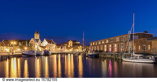 Germany  Mecklenburg-West Pomerania  Wismar  Hanseatic City  Old town and boats in harbor at night