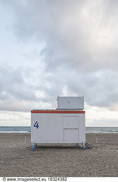 Germany  Mecklenburg-Western Pomerania  Warnemuende  Baltic Sea  Lifeguard's Cabin at beach