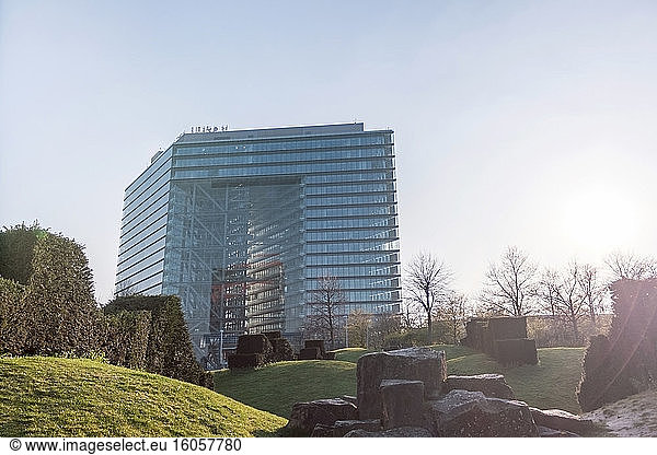 Germany  North Rhine-Westfalia  Dusseldorf  Stadttor skyscraper on sunny day