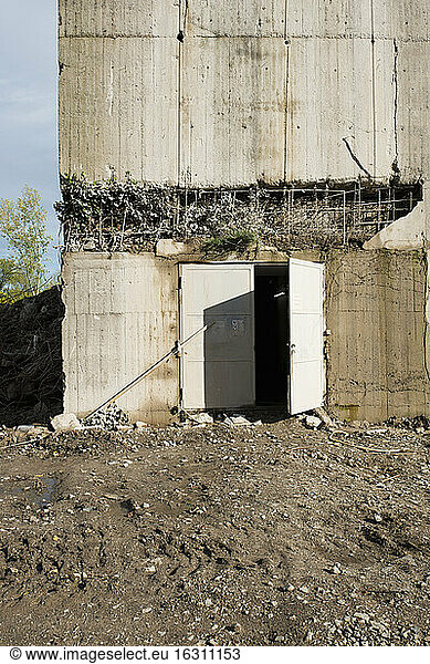 Germany  North Rhine-Westphalia  Duesseldorf  entrance of a high-rise bunker