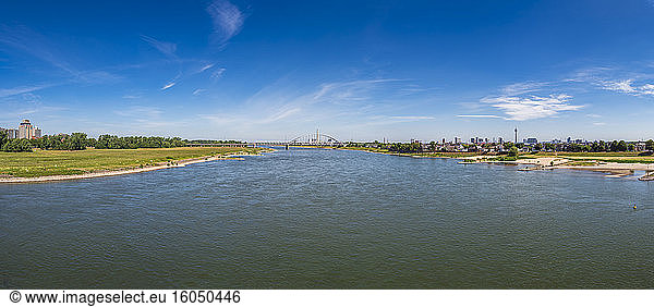 Germany  North Rhine-Westphalia  Dusseldorf  Panorama of Rhine in Dusseldorf-Hamm borough