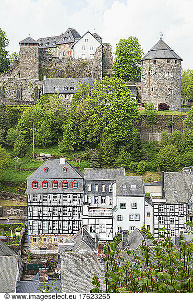 Germany  North Rhine-Westphalia  Monschau  Half-timbered houses in front of Monschau Castle