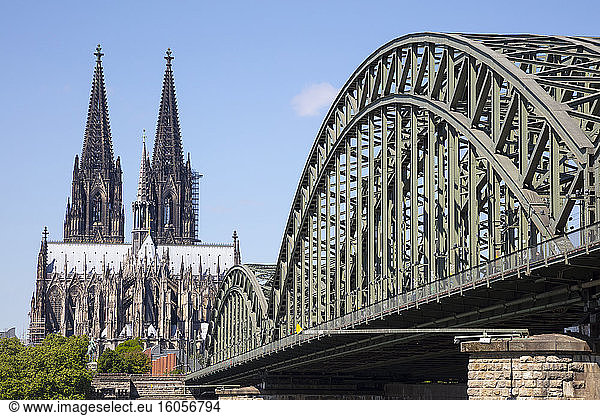Germany  North Rhine-Westphalia  Rhineland  Cologne  Cologne Cathedral and Hohenzollern Bridge