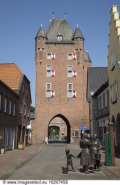 Germany  North Rhine-Westphalia  Xanten  Klever Tor and bronze sculpture