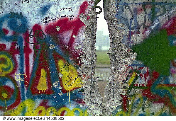 Germany  reunification  fall of the Berlin Wall  wall with hole and graffiti  between Potsdamer Platz and Brandenburg Gate  12.11.1989  GDR  FRG  German Democratic Republik  Federal Repuplic of Germany  wall  opening  historic  historical  November'89  November 89  German border  1980s  20th century