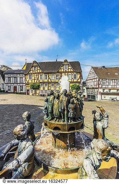 Germany  Rhineland-Palatinate  Linz am Rhein  Old town  market square with fountain and half-timbered houses
